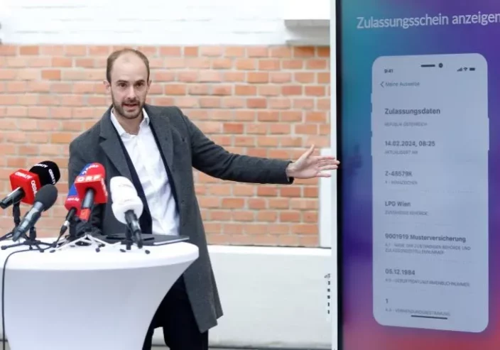 Vor einer Woche präsentiert und schon über 200.000 Benutzer. Die digitale Umrüstung in Sachen Behördengänge und Ausweise schreitet zügig voran. Im Bild Digitalisierungsstaatssekretär Florian Tursky Foto: BKA/Regina Aigner