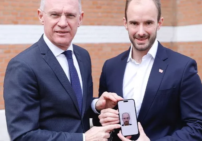 Fotos für den Pass können digital erstellt und digital an die Behörde übermittelt werden: Innenminister Gerhard Karner und der Staatssekretär für Digitalisierung, Florian Tursky, präsentierten das eBild. Foto: BMF
