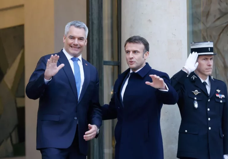 Bundeskanzler Karl Nehammer mit Frankreichs Präsident Manuel Macron: Europas Staats- und Regierungschefs beraten in Paris militärische und humanitäre Hilfe für die Ukraine und Wege, zu einem Frieden zu gelangen. Fotos: Bka/Dragan Tatic