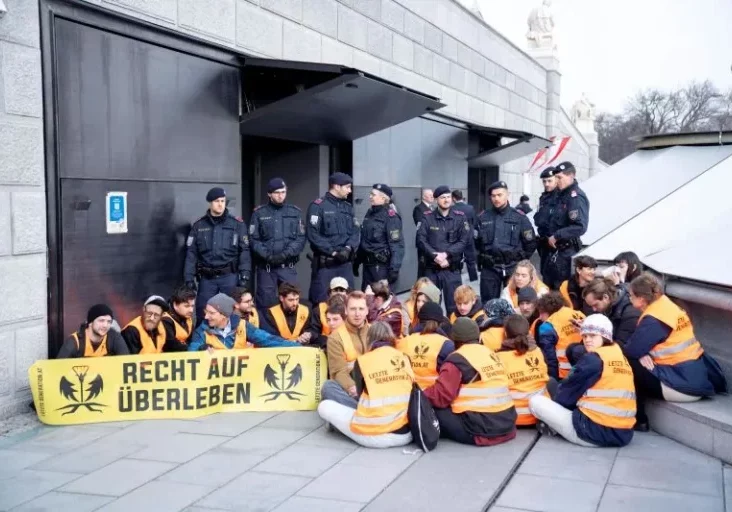 Die Festnahmen von Klimaklebern nehmen zu. Vergangene Woche besetzten die Klimaaktionisten sogar den Besuchereingang zum Parlament. Foto: Imago/Andreas Stroh