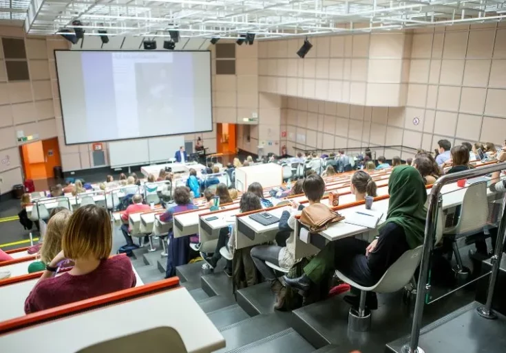 Wissenschaftsminister Martin Polaschek will Österreich als attraktiven Studienstandort erhalten, drängt aber wegen des hohen Anteils ausländischer Studierender auf eine Lösung, da der überwiegende Anteil nach dem Studium Österreich wieder verlässt. Im Fach Humanmedizin wurden knapp drei Viertel der Studienplätze für Personen mit österreichischem Reifezeugnis reserviert. Foto: MedUni Wien
