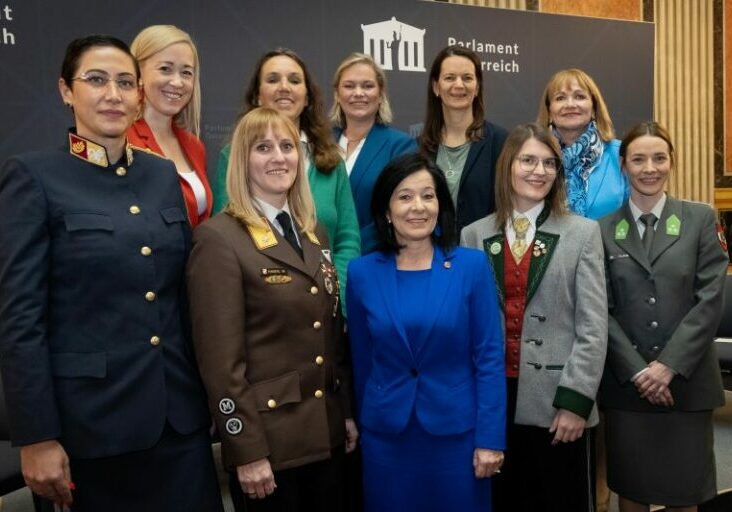 Frauen sind Mutmacherinnen: Die Präsidentin des Bundesrates, Margit Göll (v. Mitte) hatte engagierte Persönlichkeiten (Namen unten) verschiedener Berufe zu Keynotes und Gesprächen ins Parlament geladen. Foto: Ulrike Wieser