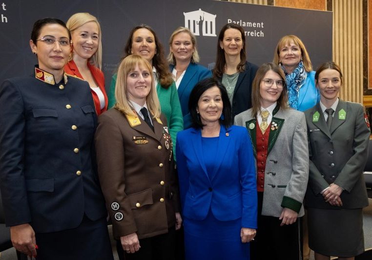 Frauen sind Mutmacherinnen: Die Präsidentin des Bundesrates, Margit Göll (v. Mitte) hatte engagierte Persönlichkeiten (Namen unten) verschiedener Berufe zu Keynotes und Gesprächen ins Parlament geladen. Foto: Ulrike Wieser