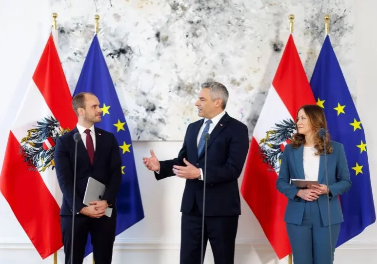 Mit "einem großen Dank" verabschiedete Bundeskanzler Karl Nehammer den Staatssekretär für Digitalisierung, Florian Tursky, der für eine bürgerliche Liste bei den Innsbrucker Bürgermeister- und Gemeinderatswahlen als Spitzenkandidat antritt. Die Digitalisierungs-Agenden in der Bundesregierung übernimmt Staatssekretärin Claudia Plakolm. Foto: Andy Wenzel