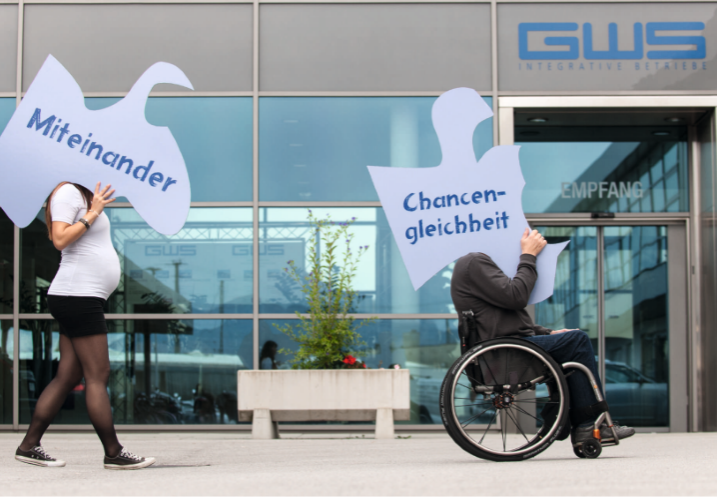 Menschen mit Behinderungen gelangen durch integrative Betriebe in den Arbeitsmarkt. Sie erhalten weitere Förderungen. Personen in sogenannten geschützten Werkstätten erhalten künftig einen Lohn statt des bisherigen Taschengeldes. Die Umstellung erfolgt schrittweise. Bild: Inegrative Betriebe Salzburg GmbH