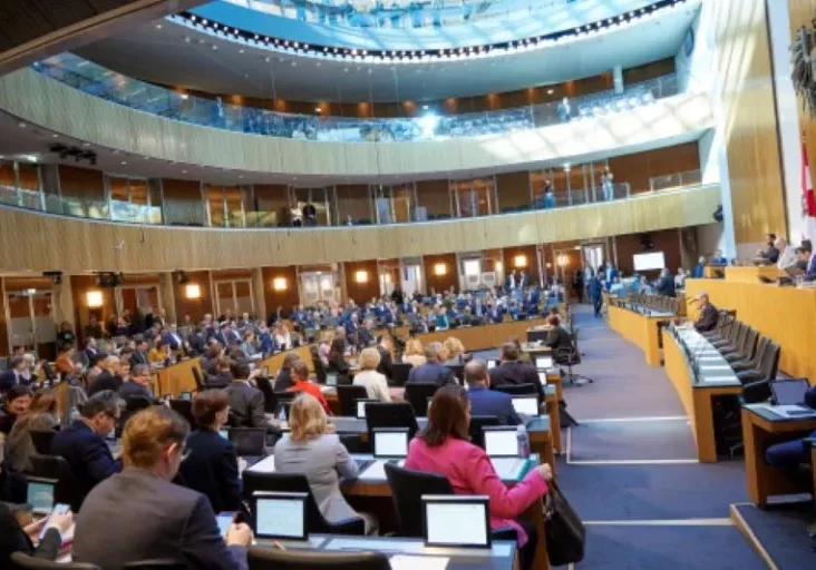 Mit einer Mehrheit von 150 Ja-Stimmen bei 162 abgegebenen Stimmen beschloss der Nationalrat das von der Regierung vorgelegte Wohnpaket. ÖVP-Klubobmann August Wöginger: Es schafft Wohnraum und belebt die Konjunktur. Foto: Thomas Topf