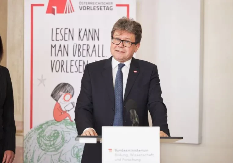 In der Bildung hat die Regierung Meilensteine gesetzt, nun folgen weitere Schritte, kündigten Bildungsminister Martin Polaschek und Integrationsministerin Susanne Raab an (im Bild: Polaschek beim Vorlesetag im März).Foto: Daniel Taladrid