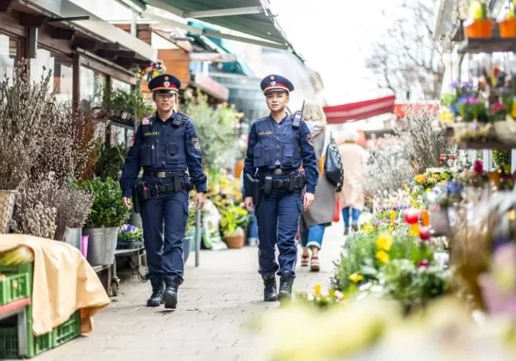 Immer wieder verstärkt die Polizei in Österreich ihre Einsätze, doch ihre Arbeit wird von der FPÖ erschwert: Die Freiheitlichen richten eine Flut an Anfrage an den Innenminister und sind zugleich gegen die von den Sicherheitsbehörden geforderte Messenger-Überwachung. Foto: BMI/Gerd Pachauer