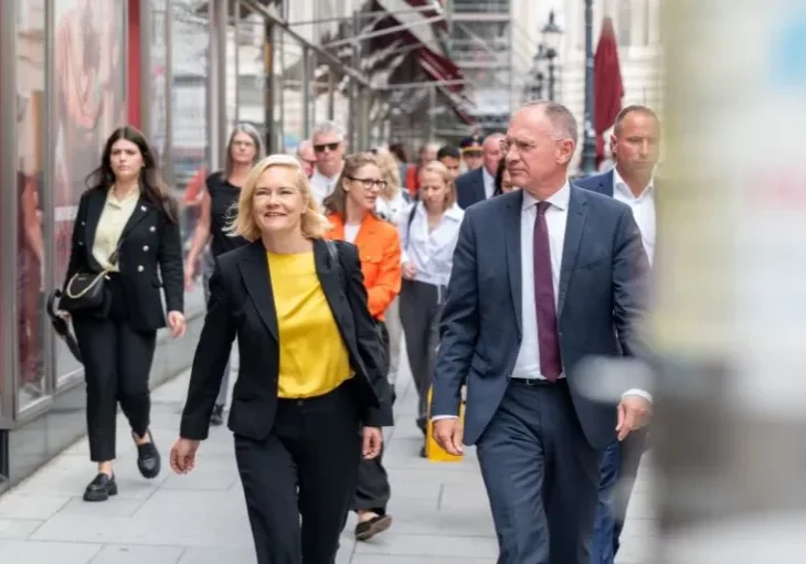 Mit 13 weiteren EU-Mitgliedstaaten Partner in der Asylpolitik: Mari Rantanen und Gerhard Karner in der Wiener Herrengasse vor dem Innenministerium. Foto: BMI/Makowecz