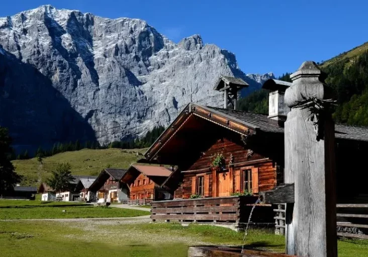 Almen (Karwendel/Tirol) brauchen Förderung, um Substanz zu erhalten. Foto: pixelio / Kurt F. Domnik