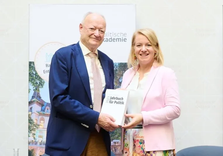 Das "Jahrbuch für Politik 2023" ist ein Jahrbuch im Zeichen der Zeitenwende: Andreas Khol und Bettina Rausch-Amon, zwei der fünf Herausgeber, bei der Präsentation im April in Wien. Fotos: Sabine Klimpt