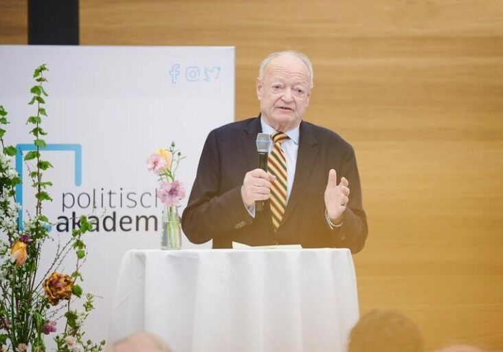 Eine Bilanz über das Krisenjahr 2022 zieht das Österreichische Jahrbuch für Politik. Co-Herausgeber Andras Khol: Wenn Russlands Präsident Putin siegen sollte, würde das Europas Rechtsordnung aus den Angeln heben. Foto: Sabine Klimpt