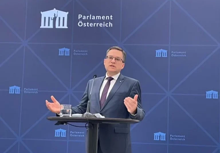August Wöginger, Klubobmann der ÖVP: Herbert Kickl wird nochmals geladen, ein FPÖ-Russland-Ausschuss nach der Nationalratswahl wird kommen. Es geht um die Weitergabe von Informationen durch Ex-Agent Egisto Ott an Russland sowie die Verbindungen zwischen FPÖ und Russland sowie FPÖ und Ott.
