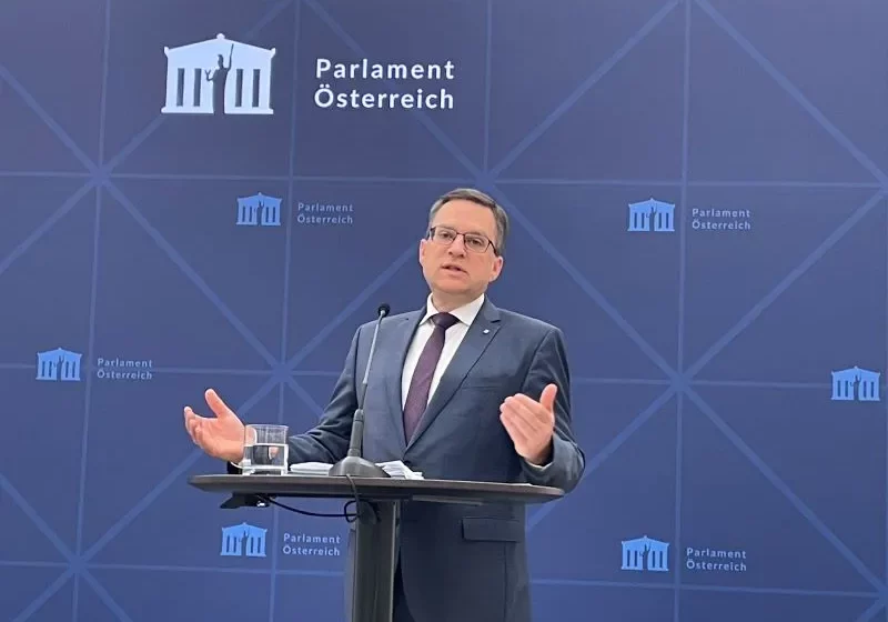 August Wöginger, Klubobmann der ÖVP: Herbert Kickl wird nochmals geladen, ein FPÖ-Russland-Ausschuss nach der Nationalratswahl wird kommen. Es geht um die Weitergabe von Informationen durch Ex-Agent Egisto Ott an Russland sowie die Verbindungen zwischen FPÖ und Russland sowie FPÖ und Ott.
