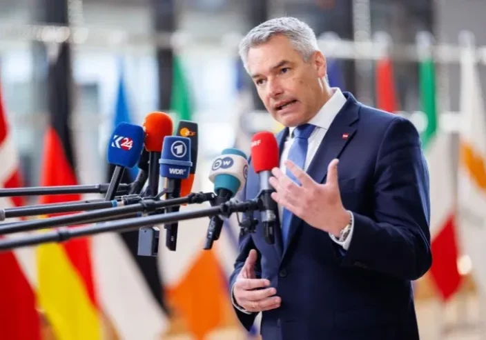 Europa muss seine Wirtschaft im globalen Wettbewerb stärken, um seinen Wohlstand zu sichern: Deregulierung ist der nächste Schritt, sagte Bundeskanzler Karl Nehammer nach dem Sondergipfel der EU-Regierungschefs in Brüssel. Foto: Andy Wenzel