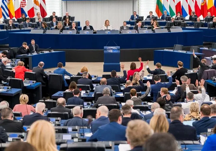 Die Europäische Union wählt ein neues Parlament. In Österreich sorgt eine Reform für vereinfachte Abgabe der Stimme, etwa durch eine Wahlkarte. Foto: EP