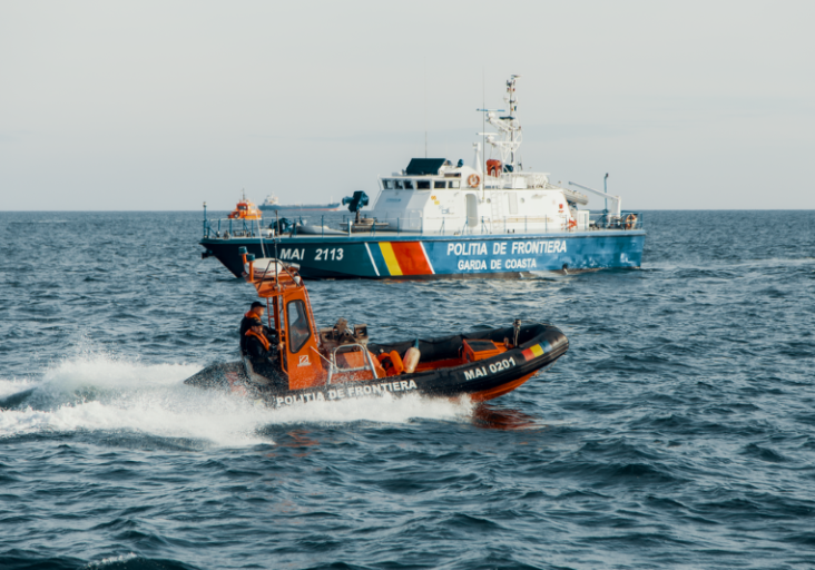 Kontrolle im Mittelmeer gegen illegale Schlepperei: illegale Migration bedeutet für die Betroffenen äußerst strapaziöse Umstände und hohe Kosten mit ungewissem, teils tödlichen Ausgang. Illegale Migration und Familiennachzug überfordern Staaten wie Dänemark, Schweden und Österreich. Foto: Frontex
