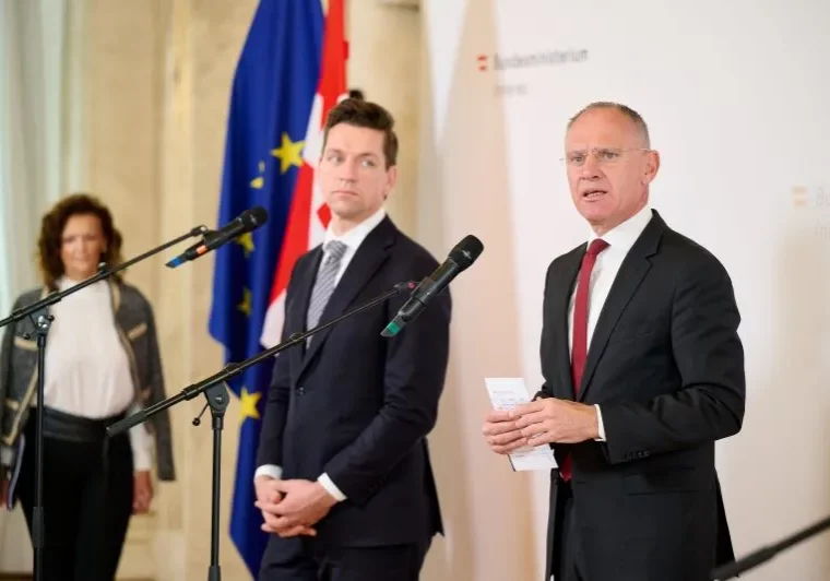 Innenminister Gerhard Karner und seine dänischer Ressortkollege Dyvbad Bek erläutern die Vorbereitungen für den Migrationsgipfel am 6. Mai in Kopenhagen: neue Modelle gegen kriminelle Schlepper, gegen das Sterben im Mittelmeer und für den Schutz der Grenzen Europas. Foto: BMI / Karl Schober