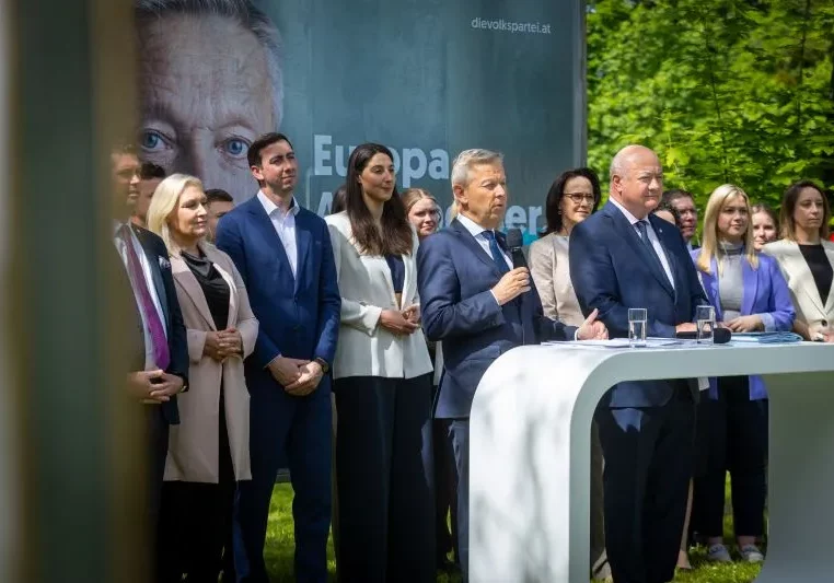 Die ÖVP und ihre 42 Kandidaten für die Wahl zum Europäischen Parlament. Reinhard Lopatka als Spitzenkandidat präsentierte das EU-Wahlprogramm. Foto: ÖVP