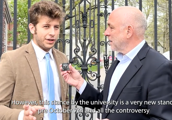 Martin Engelberg spricht mit einem jüdischen Studenten an der Universität Harvard vor dem besetzten Campus. Foto: Screenshot Podcast "Politics & Psychoanalyse".