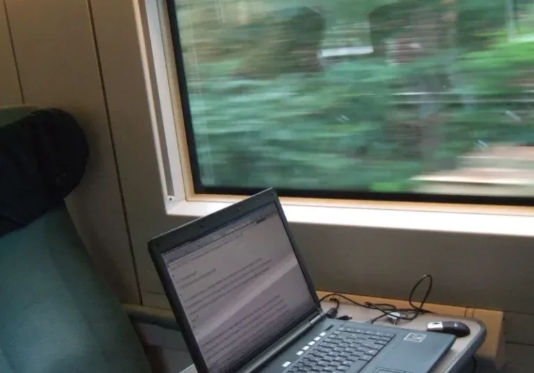 Das bisherige Homeoffice wird erweitert und zur Telearbeit, dann auch im Zug.m Foto: P. v. Brechen / pixelio