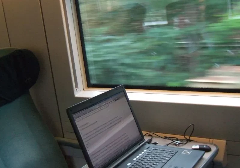 Das bisherige Homeoffice wird erweitert und zur Telearbeit, dann auch im Zug.m Foto: P. v. Brechen / pixelio