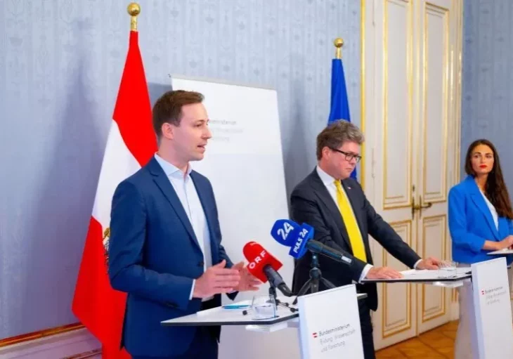 Schule als sicherer Ort des Lernens und der Entfaltung: Mit Bildungsminister Martin Polaschek präsentierten die Abgeordneten Nico Marchetti (ÖVP) und Barbara Neßler (Grüne) die neue Schulordnung, die ab 2024/2025 gilt. Foto. BMBWF