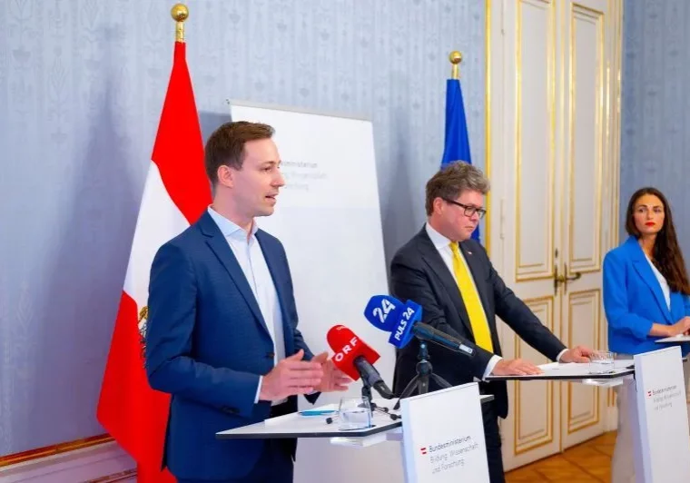 Schule als sicherer Ort des Lernens und der Entfaltung: Mit Bildungsminister Martin Polaschek präsentierten die Abgeordneten Nico Marchetti (ÖVP) und Barbara Neßler (Grüne) die neue Schulordnung, die ab 2024/2025 gilt. Foto. BMBWF