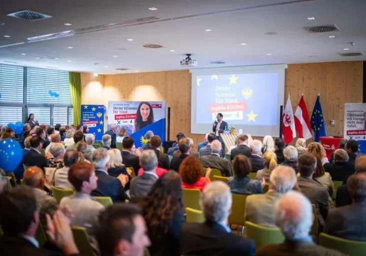 Wahlkampf für Europa: Die ÖVP Tirol startete vor Pfingsten in Mils mit 200 Teilnehmern (Bild) in den Intensivwahlkampf für die Wahlen zum Europäischen Parlament am Sonntag, 9. Juni. Kandidatinnen und Kandidaten sind im Einsatz, am Freitag nach Pfingsten hält die ÖVP in Oberwart (Bgld.) die Startveranstaltung für den Intensivwahlkampf ab. Foto: ÖVP Tirol