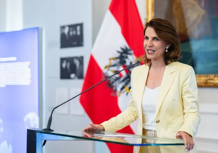 Europa- und Verfassungsministerin Karoline Edtstadler wird nach Abschluss der Regierungsverhandlungen ihr Mandat im Nationalrat ausüben und beruflich in ihr Heimatland Salzurg wechseln, um eine Anwaltskanzlei aufzubauen. Foto: Bka / Schrötter