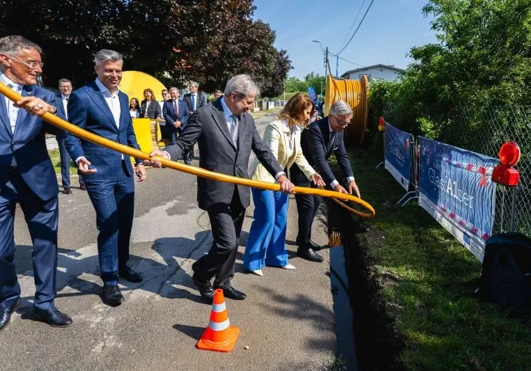 Die Verlegung von Breitband in Strasshof in Niederösterreich folgt dem EU-Aufbauplan und Zielen der Digitalen Dekade Europas. Beim Lokalaugenschein und symbolisches Kabelverlegen: Thomas Arnoldner, Johannes Hahn, Karoline Edtstadler, Magnus Brunner. Fotos: Florian Schrötter