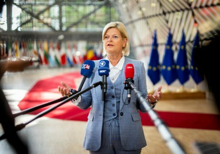 Verteidigungsministerin Klaudia Tanner startete in der Woche vor Pfingsten die Beratungen der Wehrdienstkommission (Bild: Tanner beim Rat in Brüssel). Foto: HBF / Carina Karlovits