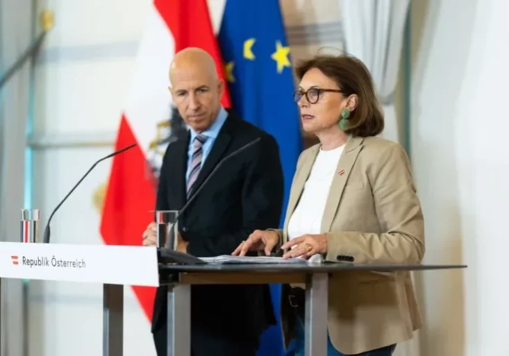 Österreichs Beitritt zur Europäischen Union ist eine Erfolgsgeschichte, erklärte Wirtschaftsminister Martin Kocher vor dem Nationalrat (Im Bild mit Tourismus-Staatssekretärin Susanne Kraus-Winkler in Wien). Foto: Christoph Dunker