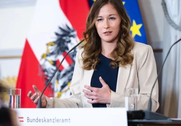 Die Systeme in Bildung, Sozial- und Gesundheitswesen sind überlastet, erklärt Bundesministerin Claudia Plakolm. Der weitere Familiennachzug wird befristet ausgesetzt, denn die Integration gelinge kaum. Foto: Bka/Brauneis