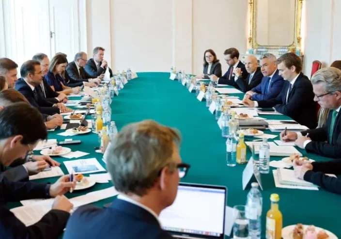 Gipfelgespräch von Regierung und Industrie zum Aus für Verbrenner: Ausstieg aufheben, neue klimaschonende Antriebe entwickeln, Standort und Wettbewerbsfähigkeit Europas fördern. Fotos: Dragan Tatic
