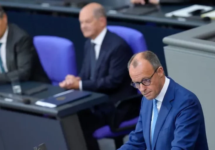 Österreich und Deutschland wollen die Regelungen für Abschiebungen verschärfen, insbesondere im Zusammenhang mit terroristischen Straftaten: Abschiebungen auch nach Afghanistan und nach Syrien sollen möglich sein. Im Bild: der Fraktionsvorsitzende der Union, Friedrich Merz, in seiner Antwort auf die Regierungserklärung von Bundeskanzler Olaf Scholz in Berlin. Foto: Deutscher Bundestag