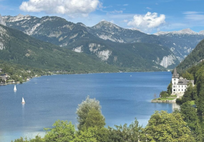 Das Krisensicherheitsbüro im Bundeskanzleramt hat sich bereits zu Jahresbeginn mit der Hitze befasst, nun tagt am Donnerstag dazu eine interministerielle Arbeitsgruppe, gab Kanzler Stocker baknnt. An Österreichs See (im Bild Bad Aussee) wird Hitze erträglich. Foto: Screenshot Gemeindebund