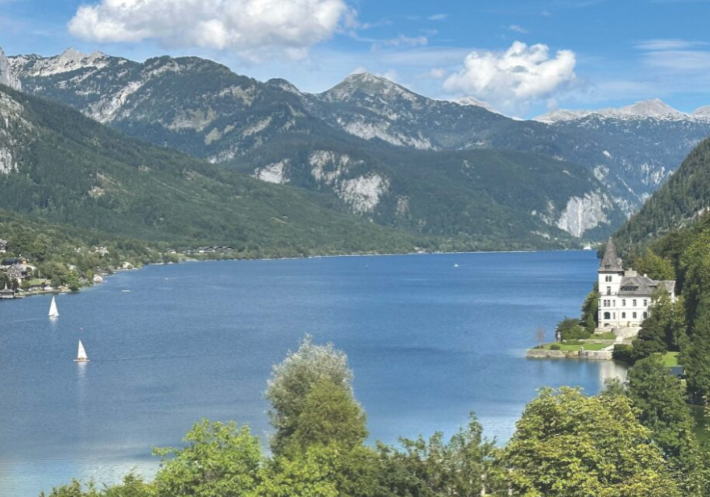 Das Krisensicherheitsbüro im Bundeskanzleramt hat sich bereits zu Jahresbeginn mit der Hitze befasst, nun tagt am Donnerstag dazu eine interministerielle Arbeitsgruppe, gab Kanzler Stocker baknnt. An Österreichs See (im Bild Bad Aussee) wird Hitze erträglich. Foto: Screenshot Gemeindebund