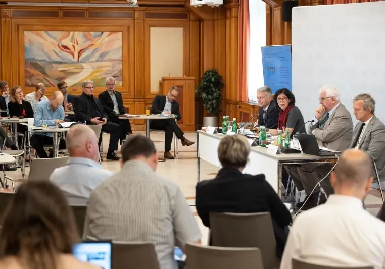 Die sinkende Inflation ermöglich der Wirtschaft eine Konjunkturerholung, erklärt die Nationalbank in ihrer Prognose. Die inzwischen wieder niedrigeren Energiepreise wirken daran mit, dass die Inflation weiter sinken wird, sagte Birgit Niesser (Mitte am Podium), Direktorin der Hauptabteilung Volkswirtschaft, bei der Präsentation. Foto: OeNB