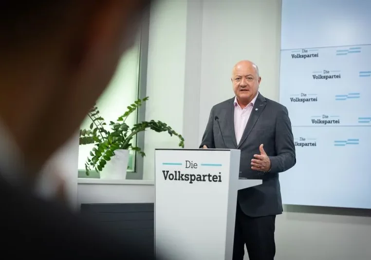 Die ÖVP bleibt in vier Bundesländern bei der Europawahl stärkste Partei, hat insgesamt deutlich über Erwartungen und Umfragen abgeschnitten, wie Generalsekretär Christian Stocker erläutert.