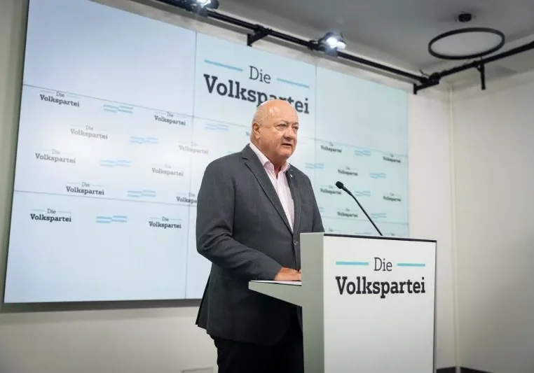 Mit 75 Fragen bestückt ist eine parlamentarische Anfrage von ÖVP-Generalsekretär Abg. Christian Stocker an den Präsidenten des Nationalrats, Walter Rosenkranz. Ursache und Anlass sind die kritisierten und teils unklaren Umstände des Besuches des ungarischen Premiers bei Rosenkranz. Foto: ÖVP
