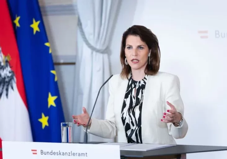 Verfassungsministerin Karoline Edtstadler präsentierte diese Woche im Bundeskanzleramt die neuen beschränkenden Regeln für die Beschlagnahme von Handys und eine Stärkung der Beschuldigtenrechte. Foto: Valentin Brauneis
