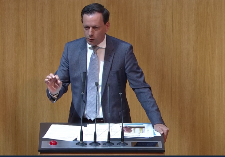Die Zahlen zeigen es: Das neue Asyl- und Migrationsregime wirkt, sagt ÖVP-Klubobmann Ernst Gödl. Die illegalen Einreisen gehen zurück, die Asylanträge ebenso, die Ausreisen steigen hingegen an. Foto: Parlament