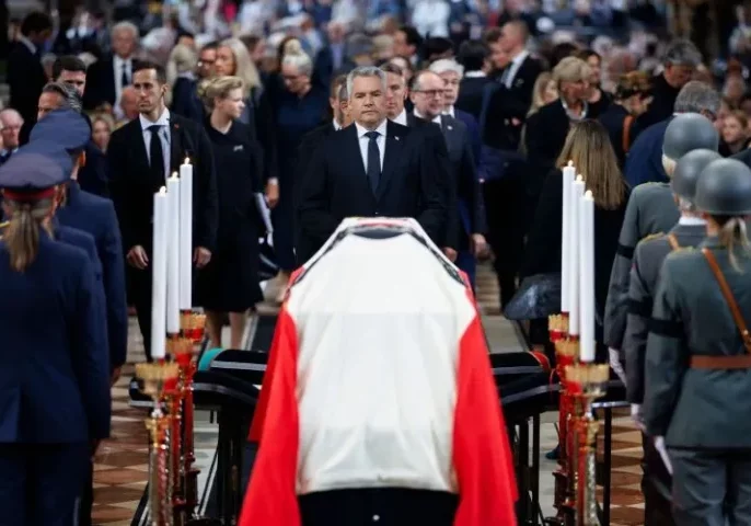Würdiger Abschied von Brigitte Bierlein, Österreichs erster Bundeskanzlerin: Regierungschef Karl Nehammer am Freitag beim Requiem im Wiener Stephansdom. Foto: Andy Wenzel