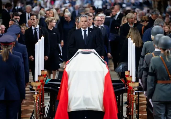 Würdiger Abschied von Brigitte Bierlein, Österreichs erster Bundeskanzlerin: Regierungschef Karl Nehammer am Freitag beim Requiem im Wiener Stephansdom. Foto: Andy Wenzel