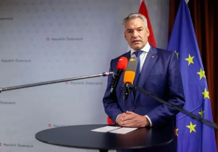 Bundeskanzler Karl Nehammer erklärte zum Wochenbeginn in Brüssel (Bild), die Koalitionsregierung bis zum bereits vereinbarten Wahltermin am 29. September 2024 trotz des Vertrauensbruches fortzusetzen und die Arbeiten abzuschließen. Foto: Bka / Andy Wenzel