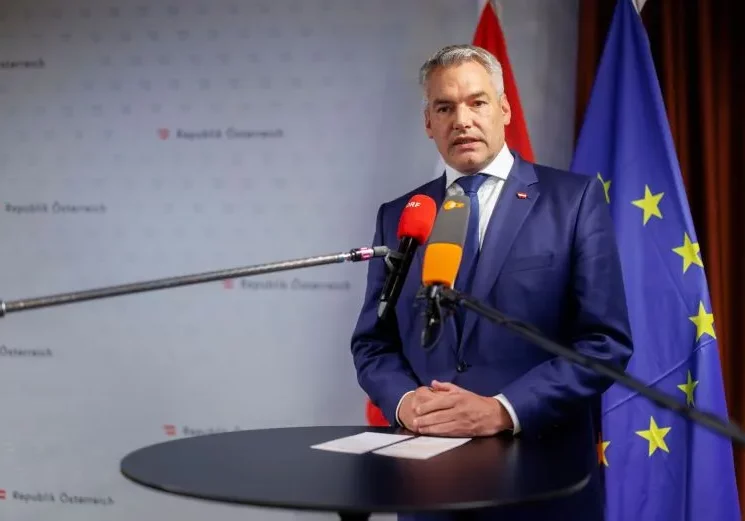 Bundeskanzler Karl Nehammer erklärte zum Wochenbeginn in Brüssel (Bild), die Koalitionsregierung bis zum bereits vereinbarten Wahltermin am 29. September 2024 trotz des Vertrauensbruches fortzusetzen und die Arbeiten abzuschließen. Foto: Bka / Andy Wenzel