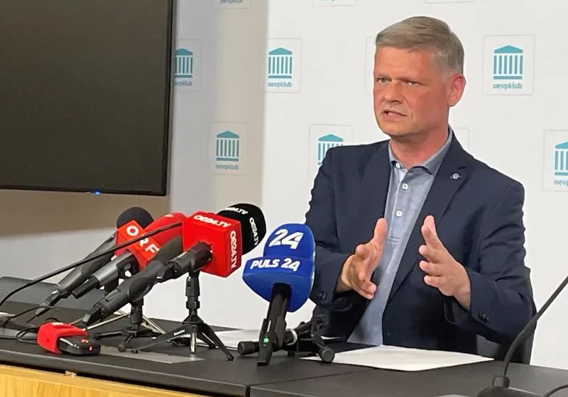 FPÖ-Obmann Herbert Kickl sei ein "Volksverräter und Gagenkaiser", zudem ein Sicherheitsrisiko für Österreich, erklärte Andreas Hanger. Er ist Fraktionsführer der ÖVP in den Untersuchungsausschüssen des Nationalrats und präsentierte mit dem Abschlussbericht eine Abrechnung mit dem System Kickl in sechs Kapiteln. Fotos: Zur-Sache