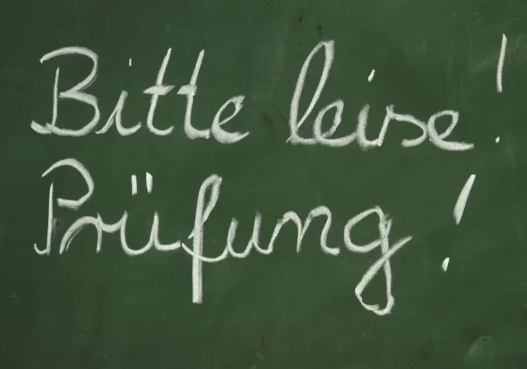 Prüfungen zu bestehen stärkt und qualifiziert die Persönlichkeit. Foto: Hofschläger / pixelio.de