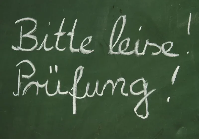 Prüfungen zu bestehen stärkt und qualifiziert die Persönlichkeit. Foto: Hofschläger / pixelio.de